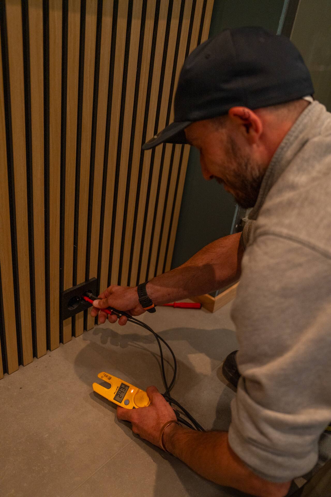 Montør kontrollerer anlegget med måleinstrument
